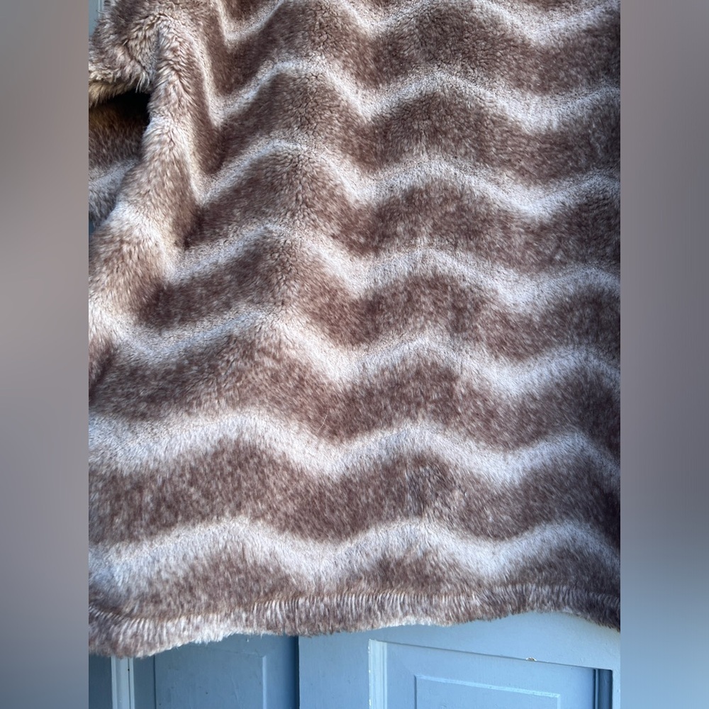 Dylan Tan Chevron stripe vintage drop shoulder pullover size S (faux fur) - Picture 9 of 13